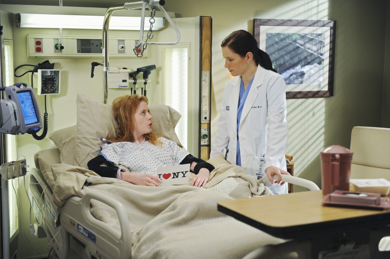 Chyler Leigh Con Una Paziente Nella Premiere Della Sesta Stagione Della Serie Tv Grey S Anatomy 130192