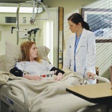 Chyler Leigh con una paziente nella premiere della sesta stagione della serie tv  Grey's Anatomy