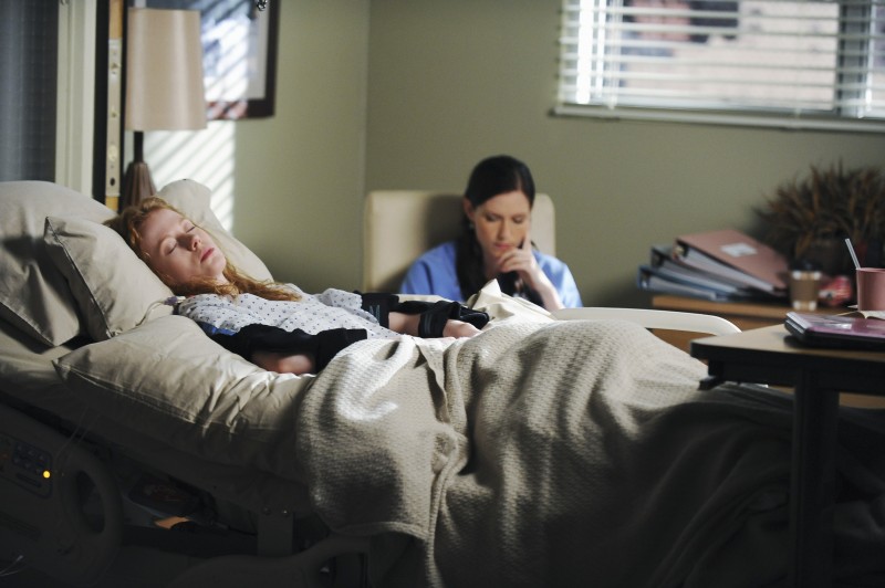 Chyler Leigh Insieme A Una Paziente Nella Premiere Della Sesta Stagione Della Serie Tv Grey S Anatomy 130191
