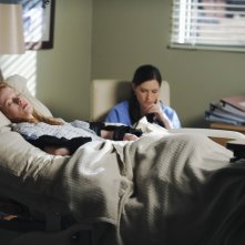 Chyler Leigh insieme a una paziente nella premiere della sesta stagione della serie tv  Grey's Anatomy