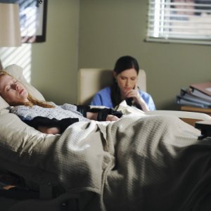 Chyler Leigh insieme a una paziente nella premiere della sesta stagione della serie tv  Grey's Anatomy