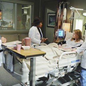 Chyler Leigh, Sandra Oh e Chandra Wilson in un momento della premiere della sesta stagione della serie tv  Grey's Anatomy