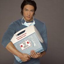 Daniel Henney è il dottor David Lee in una immagine promozionale della serie Three Rivers