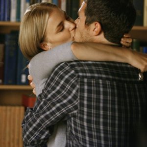 Dave Annable con Emily VanCamp durante una scena romantica del primo episodio della quarta stagione della serie Brothers & Sisters