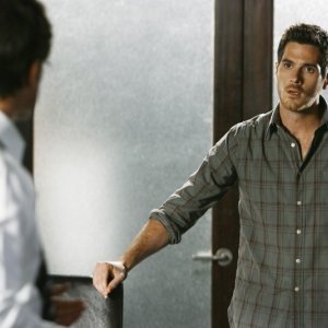 Dave Annable durante una scena del primo episodio della quarta stagione della serie Brothers & Sisters