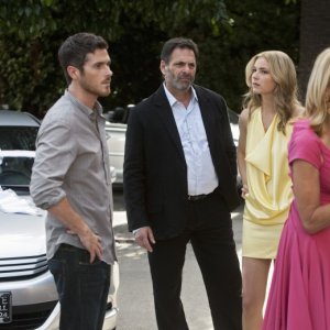 Dave Annable, Emily VanCamp, Ken Olin e Patricia Wettig nel primo episodio della quarta stagione della serie Brothers & Sisters