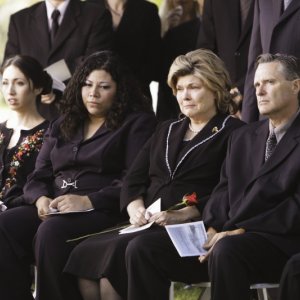 Debra Monk con altri membri del cast nella premiere della sesta stagione della serie tv  Grey's Anatomy