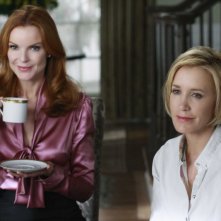 Desperate Housewives Felicity Huffman Accanto A Marcia Cross In Nice Is Different Than Good Primo Episodio Della Sesta Stagione 130414