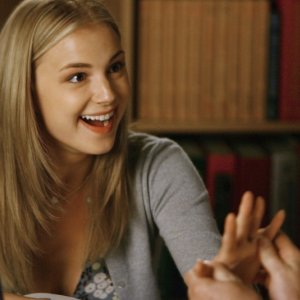 Emily VanCamp durante una scena del primo episodio della quarta stagione della serie Brothers & Sisters