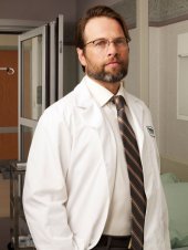 James LeGros è il dottor Harris in una immagine promozionale della serie NBC Mercy