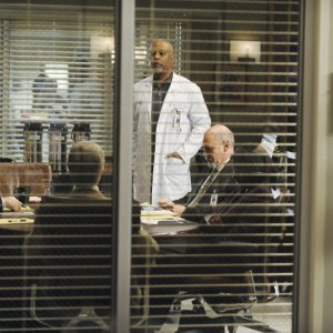 James Pickens Jr. in una scena nella premiere della sesta stagione della serie tv  Grey's Anatomy