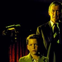 James Stewart e Christopher Olsen in una immagine del film L'uomo che sapeva troppo (1956)