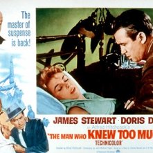 James Stewart e Doris Day in una lobbycard promozionale del film L'uomo che saperva troppo