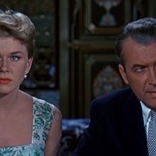 James Stewart e Doris Day in una scena del film L'uomo che saperva troppo (1956)