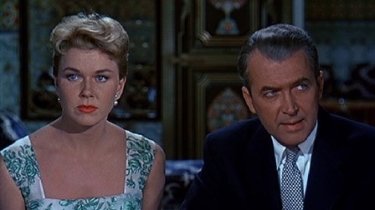 James Stewart e Doris Day in una scena del film L'uomo che saperva troppo (1956)