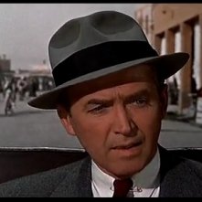 James Stewart in una scena del film L'uomo che sapeva troppo del 1956