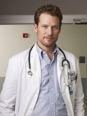 James Tupper è il dottor Chris Sands in una immagine promozionale della serie NBC Mercy