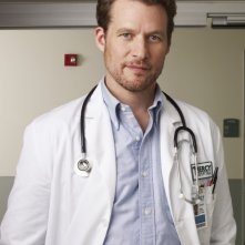 James Tupper è il dottor Chris Sands in una immagine promozionale della serie NBC Mercy