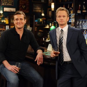 Jason Segel e Neil Patrick Harris in una scena dell'episodio Definitions di How I Met Your Mother