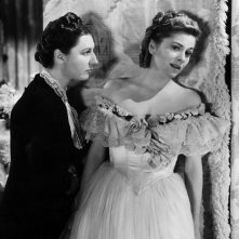 Joan Fontaine e Judith Anderson in una scena del film Rebecca, la prima moglie del 1940