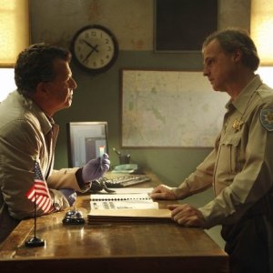 John Noble in una scena dell'episodio Night Of Desirable Objects di Fringe
