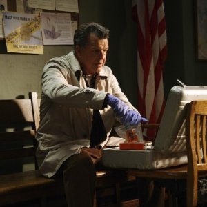 John Noble nell'episodio Night Of Desirable Objects di Fringe