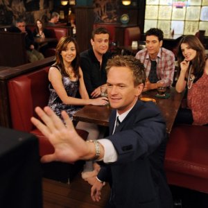 Josh Radnor, Jason Segel, Alyson Hannigan, Neil Patrick Harris e Cobie Smulders nell'episodio Definitions di How I Met Your Mother