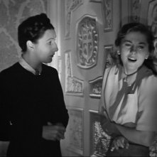 Judith Anderson e Joan Fontaine in una scena drammatica del film Rebecca, la prima moglie