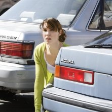 Kensi Blye (Daniela Ruah) nascosta tra le auto parcheggiate in una scena dell'episodio Pilota della serie NCIS: Los Angeles
