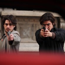 Jacopo Maria Bicocchi e Riccardo Scamarcio in una scena del film La prima linea (2009)