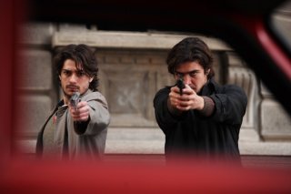Jacopo Maria Bicocchi e Riccardo Scamarcio in una scena del film La prima linea (2009)