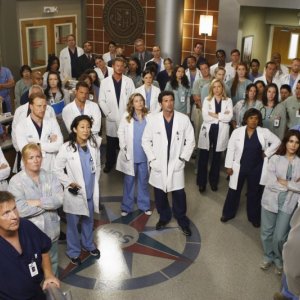 Lo staff dell'ospedale nella premiere della sesta stagione della serie televisiva Grey's Anatomy