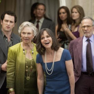 Marion Ross, Dave Annable, Sally Field e Ron Rifkin nel primo episodio della quarta stagione della serie Brothers & Sisters