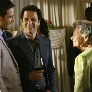 Matthew Rhys e Marion Ross nel primo episodio della quarta stagione della serie Brothers & Sisters