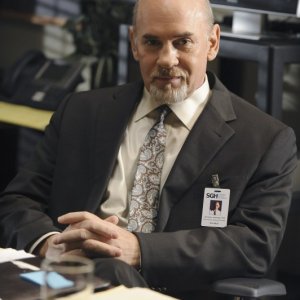 Mitch Pileggi durante una sequenza della premiere della sesta stagione della serie televisiva  Grey's Anatomy