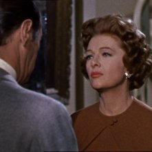 Myrna Loy in una scena del film Merletto di mezzanotte (1960)