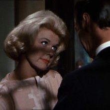 Rex Harrison e Doris Day in una sequenza del film Merletto di mezzanotte del 1960
