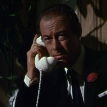 Rex Harrison in una scena del film Merletto di mezzanotte