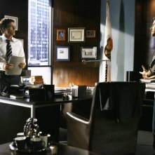 Rob Lowe insieme a Dave Annable durante un momento del primo episodio della quarta stagione della serie Brothers & Sisters