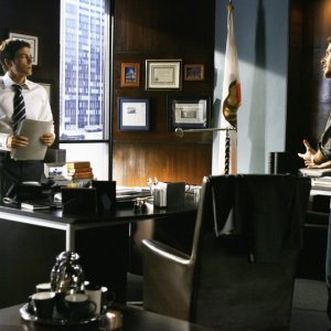 Rob Lowe insieme a Dave Annable durante un momento del primo episodio della quarta stagione della serie Brothers & Sisters