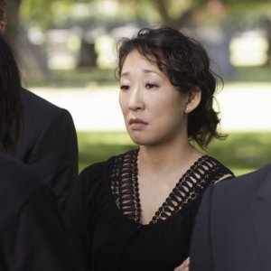 Sandra Oh e Justin Chambers in un momento drammatico della premiere della sesta stagione della serie tv  Grey's Anatomy