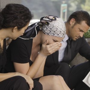 Sandra Oh, Katherine Heigl e Justin Chambers in un momento drammatico della premiere della sesta stagione della serie tv  Grey's Anatomy