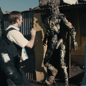 Sharlto Copley in una sequenza di District 9