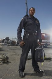 Derek Luke è Cameron Boone in una immagine promozionale della serie TV Trauma