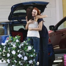 Desperate Housewives: Teri Hatcher abbraccia Andrea Bowen in Nice is Different Than Good, primo episodio della sesta stagione