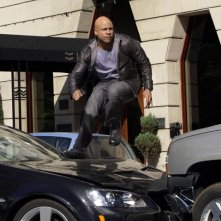 LL COOL J in una scena d'azione della serie NCIS: Los Angeles