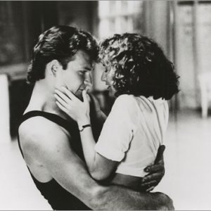 Patrick Swayze e Jennifer Grey in una sensuale immagine di Dirty Dancing