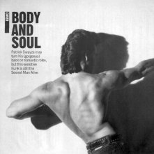 Patrick Swayze in una foto che mette in risalto il fisico possente