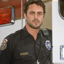 Taylor Kinney in una foto promozionale della serie Trauma