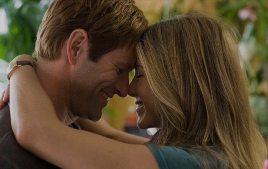Aaron Eckhart and Jennifer Aniston in a scene from the movie Love Happens